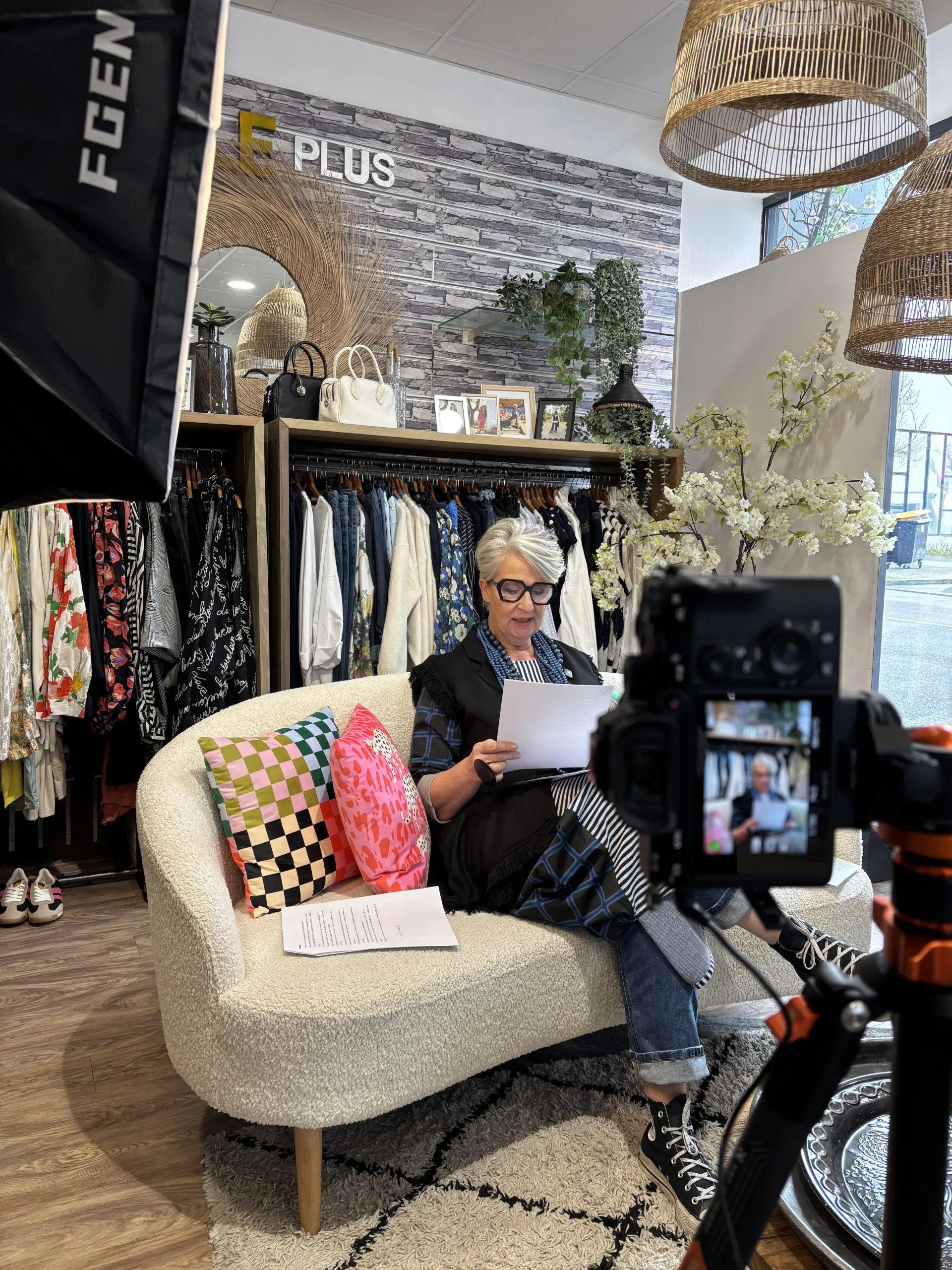 Plateau d’interview installé dans une boutique : caméra sur trépied, softbox et gérante face caméra