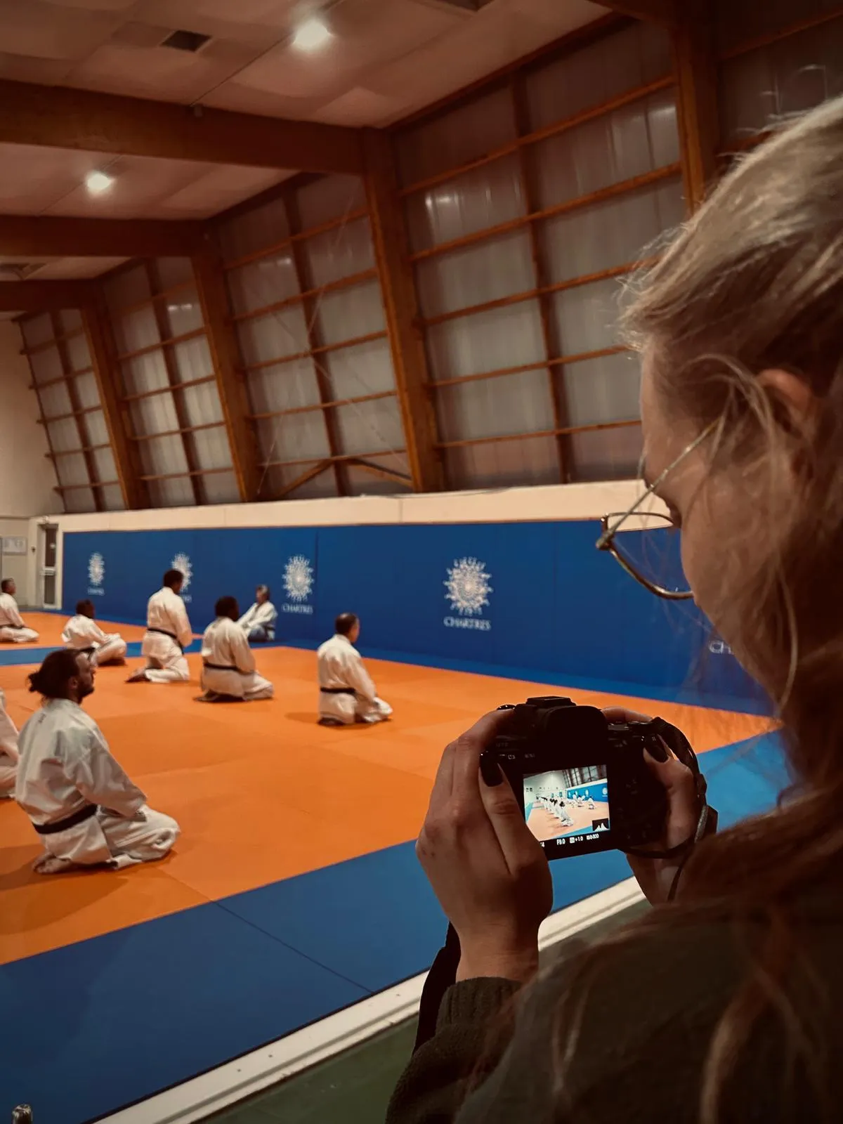Océane Chesnais filme un stage de karaté au stabilisateur, dans un gymnase